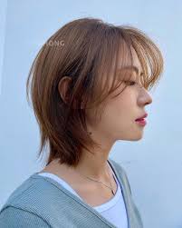Berikut ini beberapa inspirasi potongan rambut pendek layer sebahu ala korea, yang ampuh bikin wajah terlihat lebih muda 10 tahun dari usia sebenarnya. 8 Model Potongan Rambut Pendek Layer Sebahu Agar Wajah Lebih Muda Womantalk