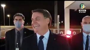 Jair bolsonaro, presidente de brasil, aprovechó la cumbre del mercosur para bromear con su homólogo. Bolsonaro Acompanha De Casa A Abertura Da Copa America E Publica Imagem Apontando Para Logo Do Sbt Lance