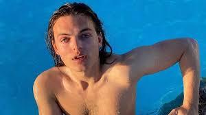 Con trai 20 tuổi của siêu sao Elizabeth Hurley