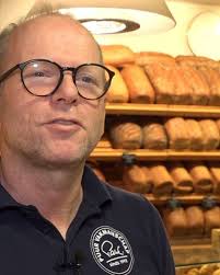 De moderne bakker bakt zijn brood overdag