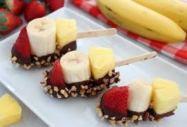 Une Brochette De Fruits Au Chocolat Tres Facile A Faire Et Delicieuse Recipe Banana Split Bites Picnic Foods Desserts