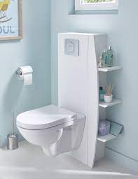 optimiser les rangements autour des toilettes avec ces etageres adossees au mur ou sur le cote de l habilla amenagement toilettes deco toilettes idee toilettes
