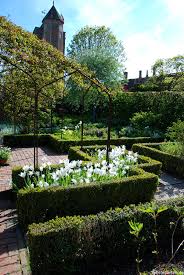 Bis auf wenige ausnahmen blüht hier das ganze jahr über alles in weiß und erhellt somit. Sissinghurst Der Englische Traumgarten Berlingarten