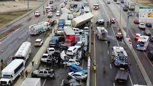 El accidente se suscitó cuando uno de los vehículos perdió el control y se estrelló con el otro de frente. At Least 6 Dead In 133 Car Pileup In Fort Worth After Freezing Rain Coats Roads