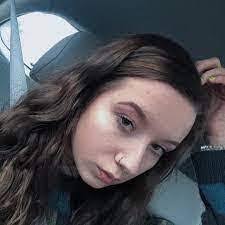 Aline Chambers's Instagram, Twitter & Facebook