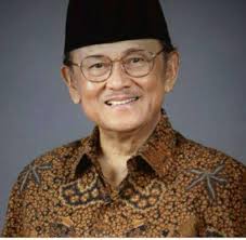 Dia (bj habibie) berusaha kuat. bapak bj habibie beseta istrinya. Bj Habibie Home Facebook