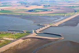 Richtung norden folgen meldorfer bucht und die mündung der eider mit dem großen eidersperrwerk, das bei sturmfluten geschlossen wird und so das hinterland schützt. Eidersperrwerk Reisefuhrer Auf Wikivoyage