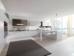 Una cocina gris y blanca puede realzar su belleza con lámparas de diseño que se adapten a las diferentes áreas que consideres indispensables. Decoracion De Cocinas Blancas