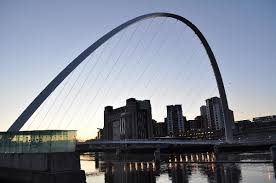 The gateshead millennium bridge is a pedestrian and cyclist tilt bridge spanning the river tyne between the gateshead arts quarter on the south bank and the quayside of newcastle upon tyne on the north bank. Gateshead Millennium Bridge Newcastle Upon Tyne Gateshead 2001 Structurae