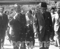 Beliau adalah anak lelaki sulung kepada bekas perdana menteri malaysia yang kedua, tun abdul razak dato' hussein. Khastara