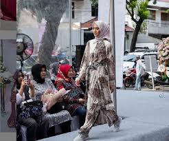 Koleksi template kaos distro muslim ala retro ini merupakan karya terbaik designer profesional yang mudah untuk diedit dengan program grafis coreldraw. Desain Busana Muslim Bergaya Dinamis Cocok Untuk Milenial Okezone Lifestyle