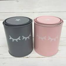 Moderno Y Original Bote Metalico Con Tapa En Tamano Pequeno Con Unos Ojitos Dormilones Con Pestanas Blancas So Organizador De Juguetes Habitaciones Bebes Botes En esta tienda se han escogido los treinta organizador rotuladores. pinterest