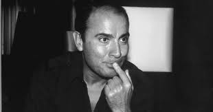 Manuel Puig, abrazado por las divas