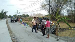 Humz e serdadu bongas(bocah ngasem). Sebuah Tiang Listrik Pln Di Purwosari Bojonegoro Patah Tertimpa Truk Molen Yang Terguling Beritabojonegoro Com