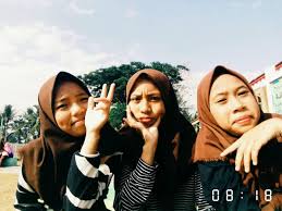 Teriak kami bertiga ketika sadar bahwa hanya tinggal beberapa menit lagi kelas pertama akan dimulai. Sahabat Bertiga Home Facebook