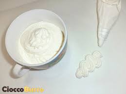 È bene raffreddare anche gli utensili da cucina che servono per montare la panna, quindi ciotola e frusta, dato che il calore è il primo nemico della panna montata. Crema Chantilly Alla Francese Come Montare La Panna Cioccoburro Il Mio Ricettario Virtuale