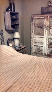 The way the light pours into this room is just divine—we'd never want to leave this little cocoon. 150 Early American Bedrooms Ideas Primitive Bedroom American Bedroom Colonial Bedrooms
