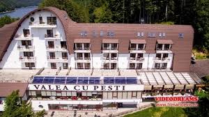 Camerele sunt spatioase, cu toate dotarile necesare confortului pot fi organizate excursii la obiectivele turistice din zona: Complex Turistic Valea Cu Pesti Lacul Vidraru Contact Direct