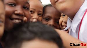 Una imagen dice más que mil palabras. Estas fotos capturan la  transformación educativa en Ecuador: niños disfrutando de un nuevo enfoque  educativo, recursos pedagógicos innovadores y espacios revitalizados. Todo  esto es posible