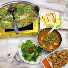 Ketika akan memberikan makan pada ayam, nasi kering tersebut tinggal direbus lagi untuk kemudian diberikan pada ayam. Nasi Lemak Ayam Kampung Ipoh Memang Best Saji My