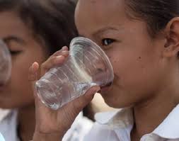 Woman fills up a carafe reading eau de paris with tap water on april, 29 2014 in paris. Accueil 1001fontaines