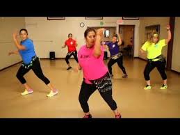 Puedes hacer clases de zumba online y aprovecharte de sus múltiples beneficios. Zumba Los Karkis Mix Youtube Zumba Dance Workout Workout Moves