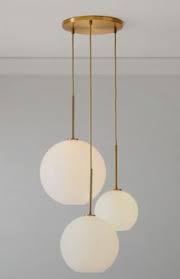 Penerapan desain modern pada rumah dapat dicirikan dengan beberapa hal, salah satunya adalah penggunaan cat berwarna putih dan ruangan tanpa sekat. Lampu Gantung Minimalis Ruang Tamu Elegan