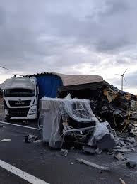 Solange die aufprallgeschwindigkeit relativ gering ist fehlt diesen vehikeln kaum etwas. Unfall Auf Der A4 Autobahn Gesperrt Ol Austritt Nach Einem Lkw Unfall Neusiedl Am See