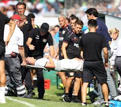 Der mittelfeldspieler verletzte sich am samstag gegen wolfsburg (0:1) bereits fünf minuten nach seiner einwechslung möglicherweise am. Bayer 04 Leverkusen Bezahlt Pokalsieg In Pforzheim Teuer Julian Baumgartlinger Schwer Verletzt Kolner Stadt Anzeiger