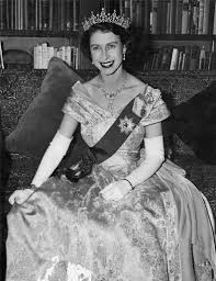 La reina isabel ii de reino unido fue coronada en 1953, cuando sucedió a su padre, jorge vi, fallecido en 1952. Beautiful Elisabeth Ii