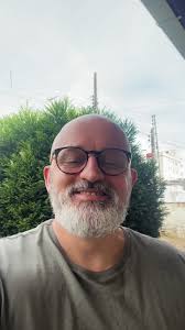 Essa é a parte feia de trabalhar com internet. 😕 Sim, essa pessoa se  cadastrou voluntariamente na minha lista para receber material gratuito.  Abriu e clicou em vários e-mails de conteúdo. E