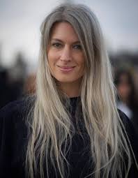 Force est de constater que peu de temps après les émissions où lio est apparue avec des racines grises d'une dizaine de centimètres, des. Assumer Ses Cheveux Blancs Gris Beautylicieuse