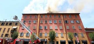 Live milano, grosso incendio in zona nord: Incendio Palazzina Milano Video Viale Monza 237 Evacuate 60 Famiglie Ultime Notizie