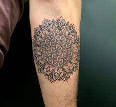 Heute wird ein blume des lebens tattoo als symbol von heiliger geometrie betrachtet, das tiefe spirituelle bedeutung durch seine form, farben und art von bildung der kette trägt. 1001 Ideen Fur Blume Des Lebens Tattoo Designs Blume Des Lebens Tattoo Baum Des Lebens Tattoo Blume Des Lebens