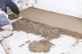 Şap betonu nasıl yapılır, şap betonu hazırlama, şap beton nasıl atılır, hazır şap betonu, beton üzerine şap nasıl atılır, zemin şap. Beton Zemin Nasil Duzlestirilir Dairede Bir Sivi Zemin Kaplamasi Yapmaktan Ziyade Beton Ile Zemin Yuzeyini Tam Olarak Nasil Dolduracak Sekilde Hizalamak Icin Karistirici Ve Sert Macun