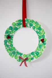 Das basteln mit muffinförmchen zu weihnachten ist perfekt für kleinkinder oder kinder jeden alters! Diy Selbstgebastelter Pappteller Weihnachtskranz Als Geschenkidee Fur Oma Und Opa Lavendelblog Weihnachtsdeko Kinder Basteln Basteln Weihnachten Basteln