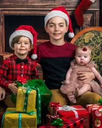 Holiday portrait sessions. 320 W. Miner st. Yreka ... Let's Book 702 265  6453 * Dmpfocusme@gmail.com * Instagram @dmp.imagefactory