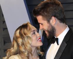 Noted for her distinctive raspy voice, her music incorporates elements of varied styles and genres, including pop, country pop, hip hop, experimental, and rock. Liam Hemsworth E Miley Cyrus Villa Distrutta A Malibu Sono Stati Giorni Strazianti Nanopress