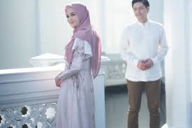 Contoh foto prewedding dalam studio inspirasi pernikahan via movilaz.com. Inspirasi Foto Prewedding Islami Tetap Romantis Tanpa Bersentuhan Siwaexpress Com