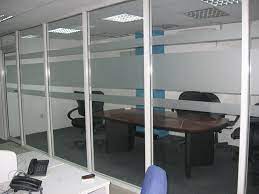 Sekat atau partisi merupakan suatu bidang yang berguna untuk memisahkan ruangan. 8 Desain Partisi Kaca Tercantik Untuk Ruang Tamu Dan Kantor