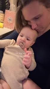 De laatste avond dat ik knuffel met m’n kleine baby 🥹 #emotional #emotions  #stopgrowing #stopgrowingupsofast #almostone