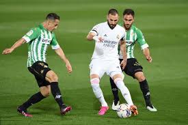 In madrid, karim benzema (real betis balompie) gets his head to the ball but the strike is cleared by an untiring defence. Yhmkkeywu9q4um