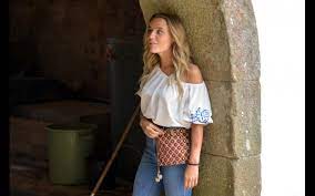 Her debut on tv happened in 2015, in tvi 's production a única mulher. A Herdeira 2017
