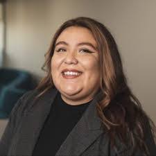 Holly Plank's Instagram, Twitter & Facebook