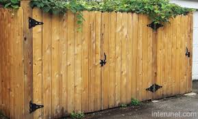 Simple Wood Gates Fence Picture Interunet Wood Gate Wood Fence Gates Front Yard Fence Ideas Curb Appeal
