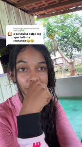 Shorts Leg Apertadinha E Rachado Usando