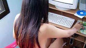 Firenze, costringe la figlia di 14 anni a farsi foto nuda e si spaccia per  lei sui social network