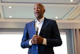Donnie McClurkin: Grammy-winning gospel singer sued for Sєxual abuse by  former ᴀssistant
