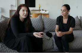 Solche momente sind in ganz fundamentaler weise intime momente. Ein Wunderbar Intimer Moment Die Serbin Marina Abramovic Links Und Die Perserin Shirin Neshat Begegnen Sich Und Diskutieren Uber Weibliche Kunst Stuttgarter Zeitung