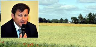 Ayant une vue d'ensemble sur le marché foncier, les safer ont pour mission d'éviter une flambée des prix et de structurer les nouveaux usages de ces terres en donnant la priorité à l'installation de jeunes agriculteurs. La Safer A Cinquante Ans Et Cherche Des Terres Agricoles